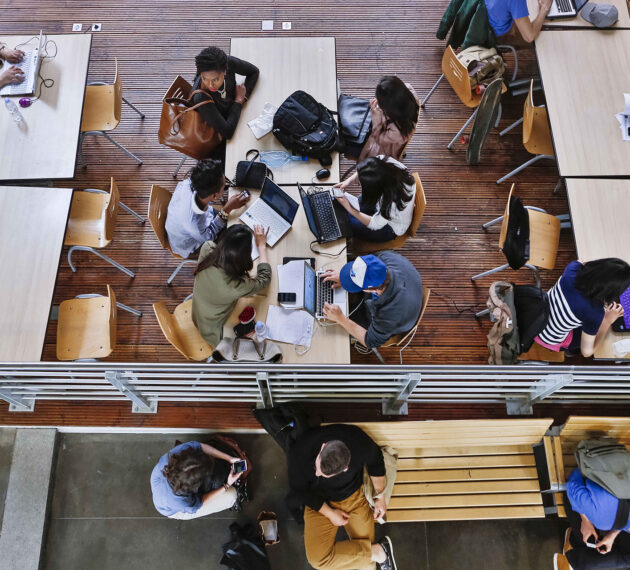 header étudiants travailant en open space sur ordinateurs