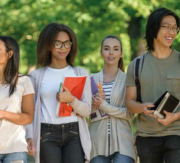 Étudiants internationaux se promenant dans un parc