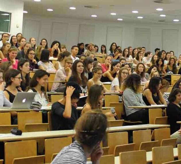 Etudiant en amphi - Campus Carnot Université Catholique de Lyon