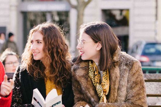 Étudiantes sur un banc place Carnot