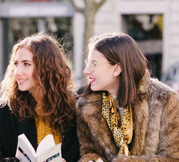 Étudiantes sur un banc place Carnot