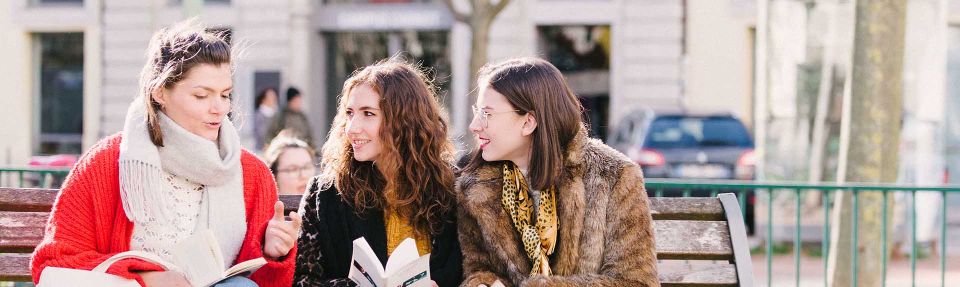 Étudiantes sur un banc place Carnot