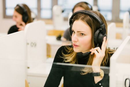 Étudiante avec un casque