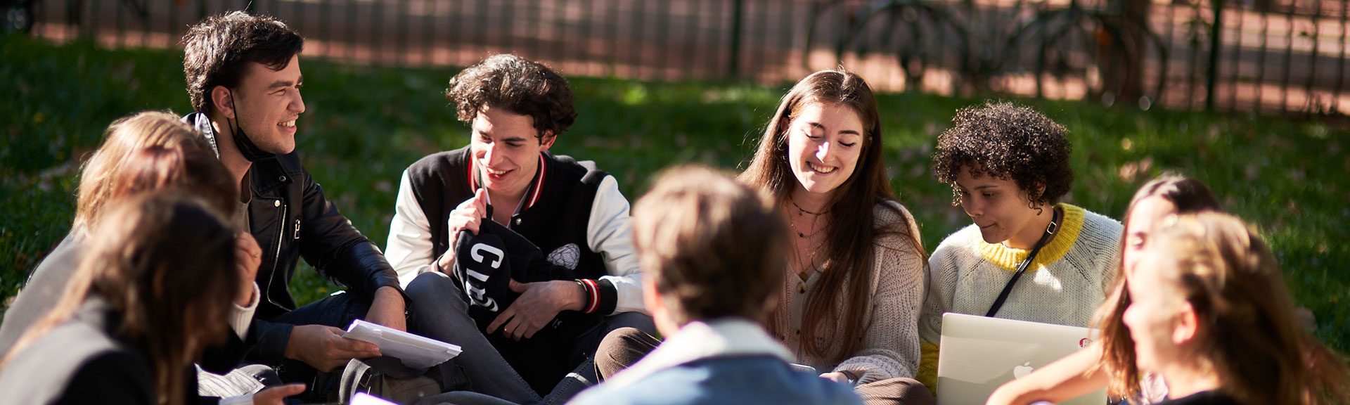 Groupe d'étudiants assis sur la place Carnot