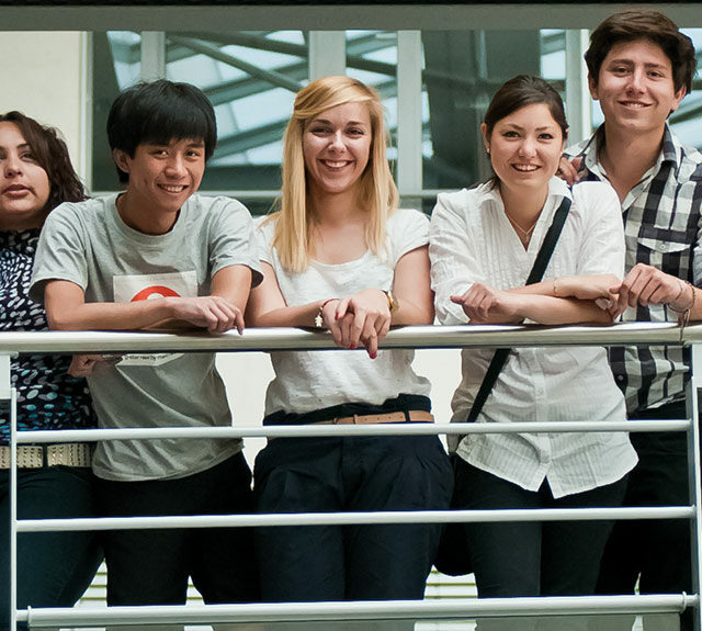 Groupe d'étudiants internationaux souriants