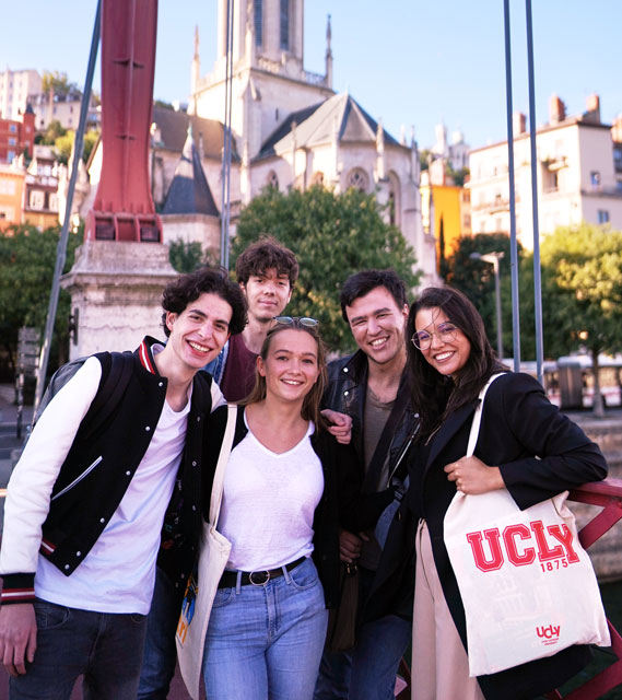 Étudiants sur la passerelle Saint-George