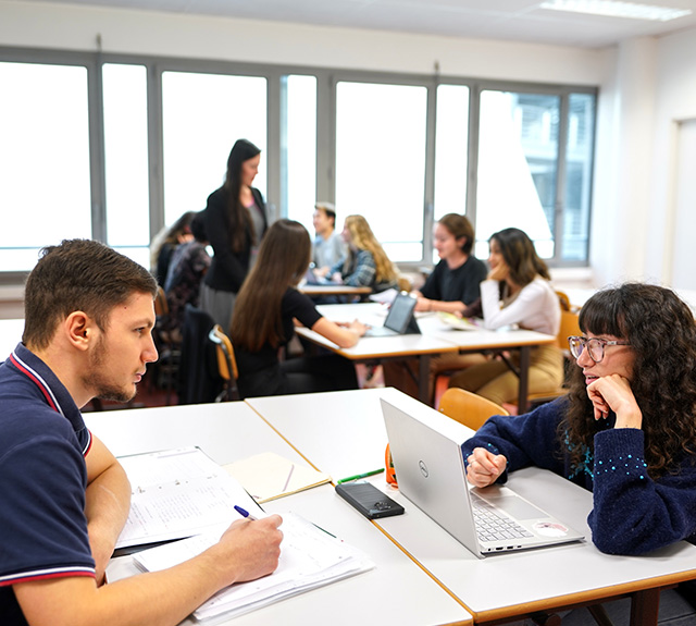 Étudiants qui révisent