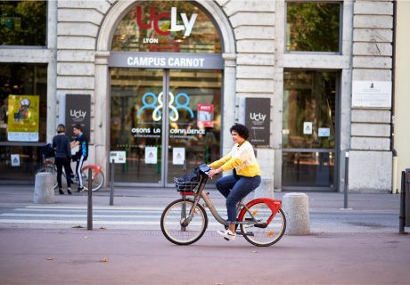 Étudiante sur un Velov devant le campus Carnot