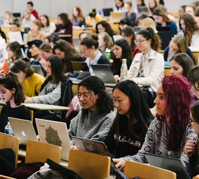 Étudiants dans un amphithéâtre