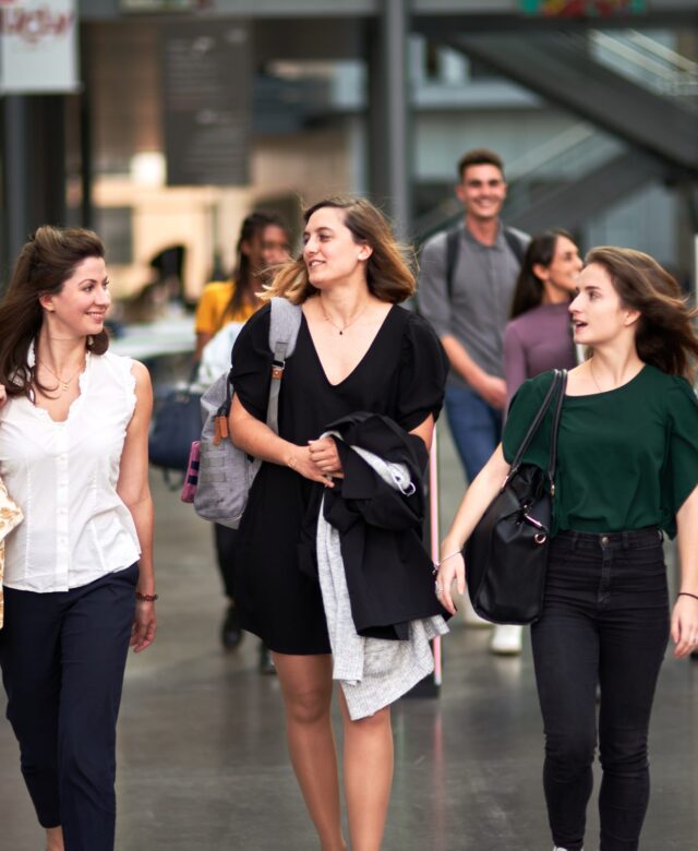 Etudiants sortant du campus Saint-Paul